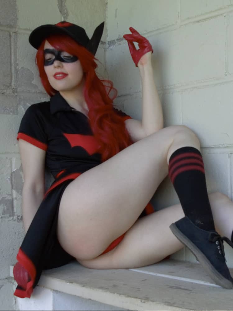 emilia song emelia bombshell batwoman dc comics cosplay cosplayer costume pin up kate kane batman gotham lesbian